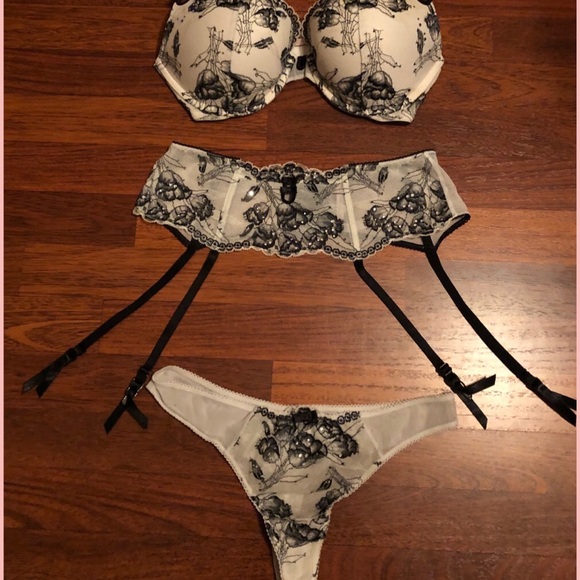 NWT TRULY STUNNING LE VS Swarovski Crystal Set - Picture 5 of 6